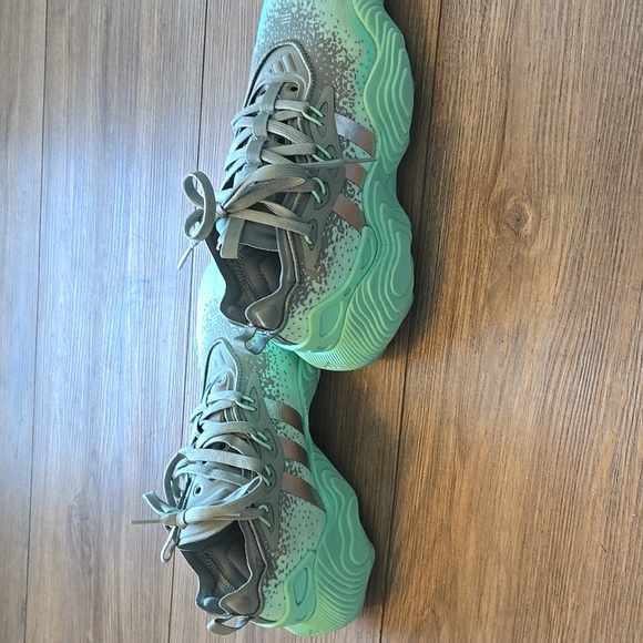 Adidas Trae Young Kids Size 5 - Picture 3 of 6